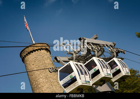 Royaume-uni, Angleterre, Derbyshire, Matlock Bath, Heights of Abraham, cable cars passant Perspective Victoria Tower Banque D'Images