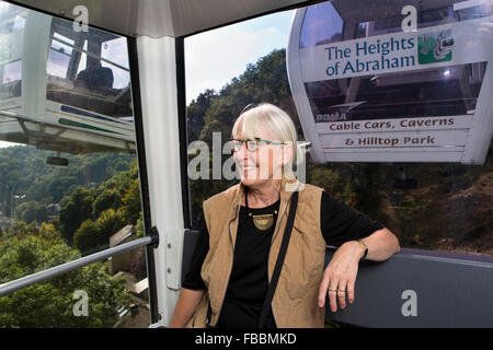 Royaume-uni, Angleterre, Derbyshire, Matlock Bath, Heights of Abraham, senior woman visiteur en cable car Banque D'Images