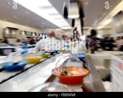 Aliments Sushi sur tapis roulant d'un restaurant japonais. Radial cool et de flou. Banque D'Images