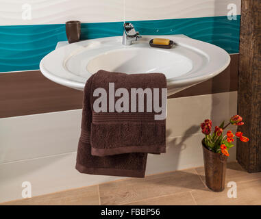 Lavabo dans une salle de bains moderne décorée avec des serviettes douces Banque D'Images