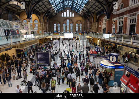 Les voyageurs à la gare de Liverpool Street à Londres. Banque D'Images