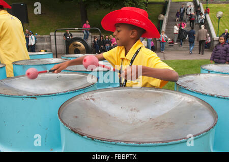 Le steel band effectuant en Union Terrace Gardens dans le cadre du Festival International de la jeunesse d'Aberdeen. Banque D'Images