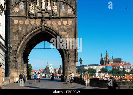 Tour du pont de la vieille ville à l'ouest vers le Pont Charles et Petit Quartier, Prague, République Tchèque Banque D'Images