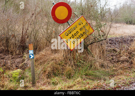 Edestad, Suède - le 12 janvier 2016 : le sentier de randonnée Blekingeleden est marquée par de petits poteaux de bois avec orange tops. Ici est l'un Banque D'Images