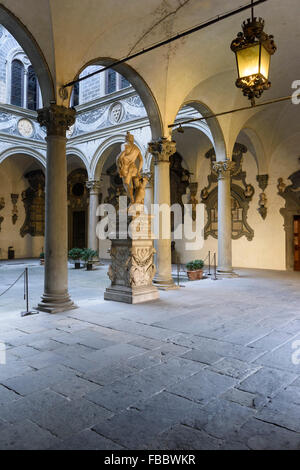 Florence. L'Italie. Palazzo Medici Riccardi, cour intérieure, conçu par Michelozzo di Bartolomeo, 1444-1484. Banque D'Images