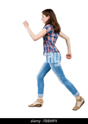 Vue arrière de l'exécution de femme en jeans. belle fille blonde en mouvement. l'arrière de la personne. Vue arrière personnes collection. Plus isolé sur fond blanc. Une jeune fille dans une tunique bleue avec bandes rouges fonctionnant en agitant les bras. Banque D'Images