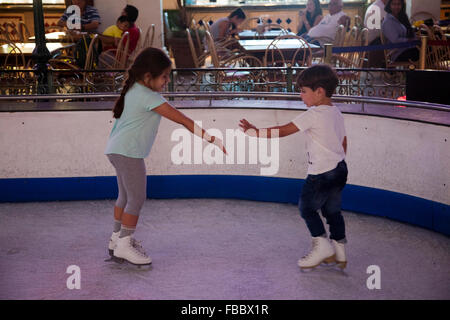 Les enfants l'apprentissage du patin à glace à l'Ouest Grand Casino dans la patinoire à Cape Town - Afrique du Sud Banque D'Images