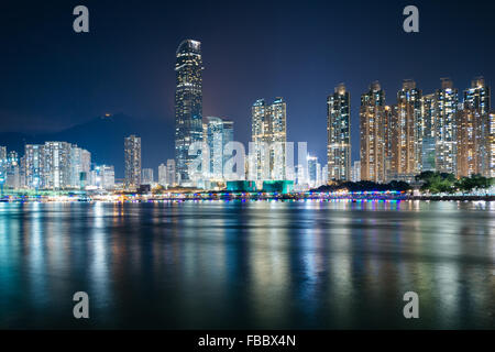 L'horizon de Tsuen Wan la nuit, vu de Tsing Yi, Hong Kong. Banque D'Images