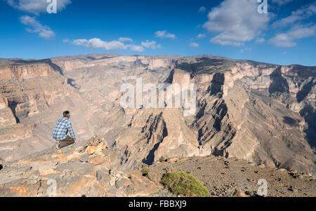 Vue du canyon de Wadi Nakhr au Jebel Shams, dans l'ouest des montagnes Hajar d'Oman Banque D'Images