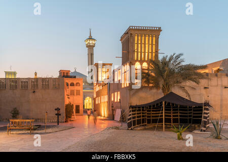 Vue en soirée de Bastakiya Al Fahidi au patrimoine traditionnel salon à Dubaï Émirats Arabes Unis Banque D'Images