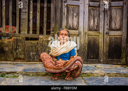 Vieille Femme mendie dans la rue de Bandipur Banque D'Images