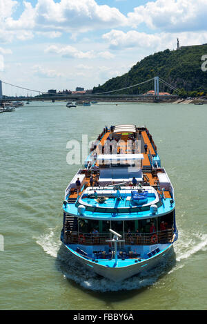 Bateau de croisière sur le Danube à partir de pont des chaînes, Budapest, Hongrie. Banque D'Images