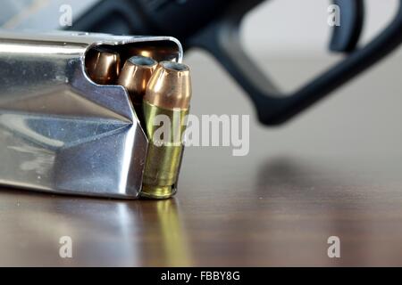 Pistolet à balles avec clip - concept de l'homme d'armes à feu Banque D'Images