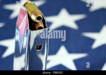 Pistolet à balles avec clip sur United States Flag Banque D'Images