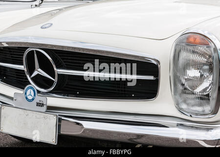 Parme, Italie - Avril 2015 : Mercedes Retro Vintage Car Vue de face Détail Banque D'Images