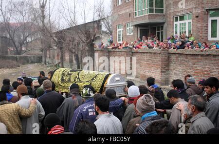 Srinagar, au Cachemire. 14 Jan, 2016. Les musulmans du Cachemire portent le cercueil d'Owais Bashir Malik, au cours de sa procession funéraire à Srinagar après le corps d'un étudiant avec la gorge tranchée a été trouvé à Srinagar. Credit : Basit zargar/Alamy Live News Banque D'Images