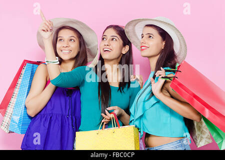 3 jeunes indiens shopping amis Womans finger pointing montrant Banque D'Images