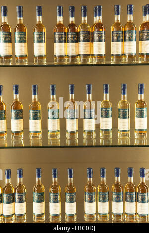 Des bouteilles de whisky dans un whisky shop Huntly, Aberdeenshire, Ecosse. Banque D'Images