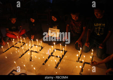 Surabaya, à l'Est de Java, Indonésie. 14 Jan, 2016. Nombre d'étudiants allumé des bougies comme une action de solidarité du terrorisme à Surabaya, à l'Est de Java, en Indonésie. Cette action de solidarité comme les préoccupations concernant les attaques terroristes qui ont eu lieu dans la capitale indonésienne de Jakarta. Dans leur action a également condamné une variété d'actes de terrorisme qui ont eu lieu à Jakarta. Les actes de terrorisme s'est produite à nouveau dans la capitale indonésienne, Jakarta. Une bombe a explosé, et une fusillade avait eu lieu entre la police et les terroristes. un certain nombre de victimes tuées dans l'incident, dont l'un est un citoyen du Canada. (Crédit Imag Banque D'Images