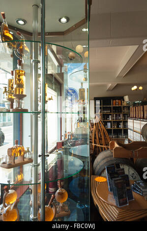 Intérieur de whisky shop Huntly, Aberdeenshire, Ecosse. Banque D'Images