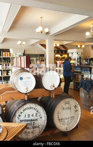 Intérieur de whisky shop Huntly, Aberdeenshire, Ecosse. Banque D'Images