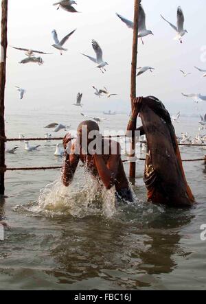 Makar Sankranti festival à Banque du Gange à Sangam. Makar Sankranti est un Indien festival célébré dans presque toutes les régions de l'Inde et le Népal dans beaucoup de formes culturelles. C'est une fête des récoltes. (Photo by Amar Deep / Pacific Press) Banque D'Images