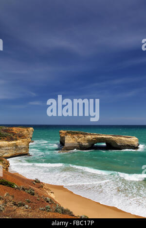 London Bridge, une célèbre rock arch dans le parc national de Port Campbell à la Great Ocean Road, à Victoria, en Australie. Banque D'Images