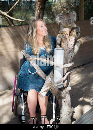 Jeune femme en fauteuil roulant la visite d'un sanctuaire de la faune Banque D'Images