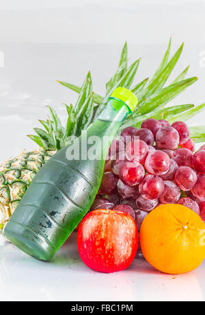 Jus de fruits et fruits sur un fond blanc. Banque D'Images