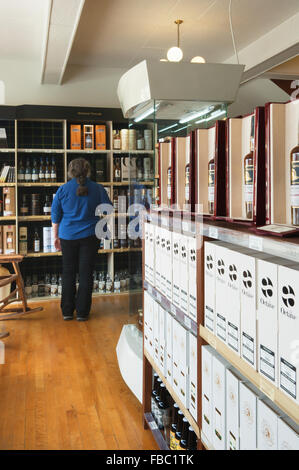 Intérieur de whisky shop Huntly, Aberdeenshire, Ecosse. Banque D'Images