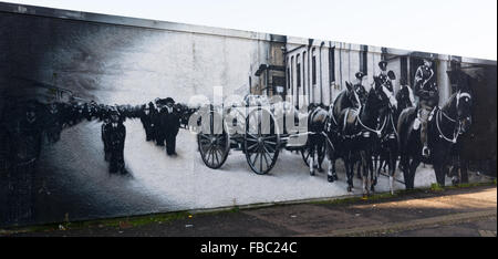 Fresque murale représentant les funérailles de Richard Mussen, zulu war hero. Quand il meurt en 1936. Situé sur Shankill Road Belfast Banque D'Images