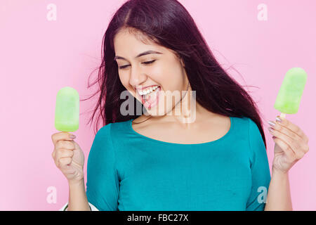 1 Indian Woman Eating Ice Cream Banque D'Images