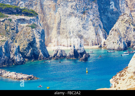 Falaises et plage sur l'île de San Domino Isole Tremiti Puglia Italie Europe Banque D'Images