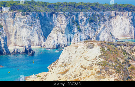 Falaises et plage sur l'île de San Domino Isole Tremiti Puglia Italie Europe Banque D'Images