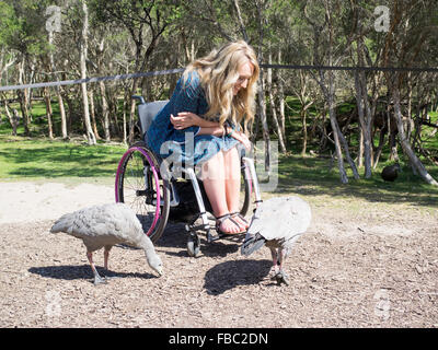 Jeune femme en fauteuil roulant la visite d'un sanctuaire de la faune Banque D'Images