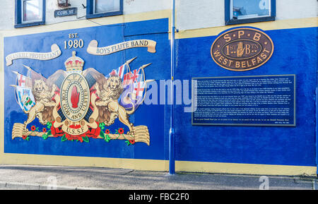 Une murale en hommage à Shankill garçons protestants bande flûte. Banque D'Images