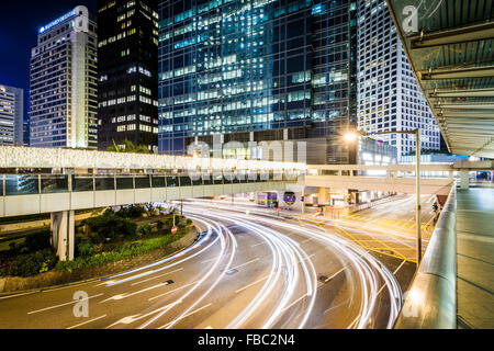 Des allées, voir d'une intersection et les gratte-ciel modernes de nuit, au niveau central, à Hong Kong, Hong Kong. Banque D'Images