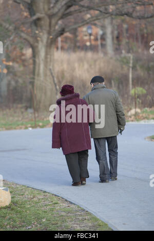 Couple de personnes âgées marcher ensemble à Prospect Park, Brooklyn, New York. Banque D'Images