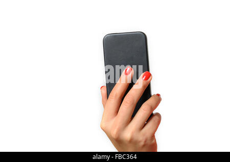 Jeune femme avec des ongles peints en rouge tenant un téléphone mobile dans l'air avec l'arrière vers l'appareil photo, Close up o isolés Banque D'Images