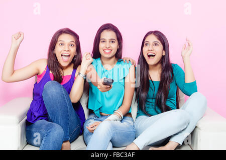 3 jeunes amis indiens Womans Regarder la télévision Banque D'Images