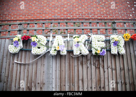 Londres, Royaume-Uni. Le 16 décembre 2015. L'Angleterre, Londres : Les fleurs énonçant le nom des victimes de tir 'BAKER' se suspendre à une clôture à Londres le 16 décembre 2015.Jermaine Baker a été tué par la police après qu'ils ont cru qu'il était dans une bande prête à deux gangsters turc de prison et brandissant une faux gun.L'agent de police a été suspendu et pourrait faire face à des accusations de meurtre. Banque D'Images