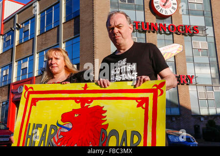 Uddingston, UK. 14 Jan, 2016. Le groupe nationaliste écossais de 'Resistance' a organisé une manifestation à l'extérieur de l' usine Tunnocks Uddingston près de Glasgow pour montrer leur mécontentement face à la célèbre teacake with fabriqués il y a maintenant, le fait d'être traités comme 'british' et l'enlèvement de la lion rampant de l'enrubanneuse. "Scottish Resistance' demander c'est un pro et anti-syndicaliste de l'Écossais biscuit company. Un certain nombre de personnes comme une contre-manifestation en faveur de Tunnocks et mangeaient tout teacakes chahuter. Credit : Findlay/Alamy Live News Banque D'Images