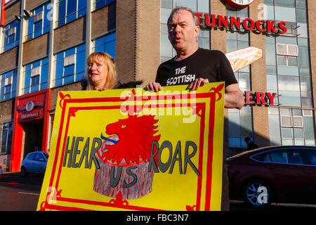 Uddingston, UK. 14 Jan, 2016. Le groupe nationaliste écossais de 'Resistance' a organisé une manifestation à l'extérieur de l' usine Tunnocks Uddingston près de Glasgow pour montrer leur mécontentement face à la célèbre teacake with fabriqués il y a maintenant, le fait d'être traités comme 'british' et l'enlèvement de la lion rampant de l'enrubanneuse. "Scottish Resistance' demander c'est un pro et anti-syndicaliste de l'Écossais biscuit company. Un certain nombre de personnes comme une contre-manifestation en faveur de Tunnocks et mangeaient tout teacakes chahuter. Credit : Findlay/Alamy Live News Banque D'Images