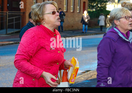 Uddingston, UK. 14 Jan, 2016. Le groupe nationaliste écossais de 'Resistance' a organisé une manifestation à l'extérieur de l' usine Tunnocks Uddingston près de Glasgow pour montrer leur mécontentement face à la célèbre teacake with fabriqués il y a maintenant, le fait d'être traités comme 'british' et l'enlèvement de la lion rampant de l'enrubanneuse. "Scottish Resistance' demander c'est un pro et anti-syndicaliste de l'Écossais biscuit company. Un certain nombre de personnes comme une contre-manifestation en faveur de Tunnocks et mangeaient tout teacakes chahuter. Credit : Findlay/Alamy Live News Banque D'Images