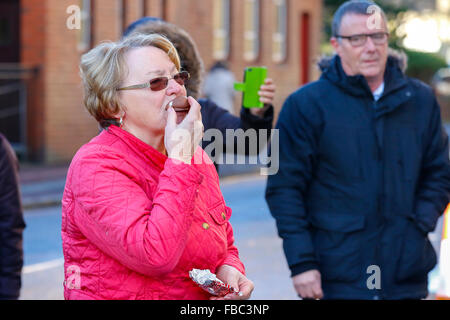 Uddingston, UK. 14 Jan, 2016. Le groupe nationaliste écossais de 'Resistance' a organisé une manifestation à l'extérieur de l' usine Tunnocks Uddingston près de Glasgow pour montrer leur mécontentement face à la célèbre teacake with fabriqués il y a maintenant, le fait d'être traités comme 'british' et l'enlèvement de la lion rampant de l'enrubanneuse. "Scottish Resistance' demander c'est un pro et anti-syndicaliste de l'Écossais biscuit company. Un certain nombre de personnes comme une contre-manifestation en faveur de Tunnocks et mangeaient tout teacakes chahuter. Credit : Findlay/Alamy Live News Banque D'Images