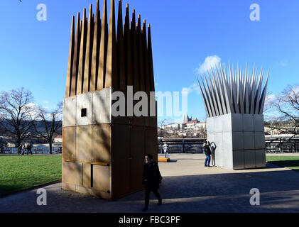 Conférence de presse sur le projet d'inauguration d'un monument à Jan Palach, à la date anniversaire de son acte, le 16 janvier a eu lieu à Prague, en République tchèque, le 14 janvier 2016. Jan Palach était étudiant qui lui-même immolé en 1969 pour protester contre la situation en Tchécoslovaquie occupée par les Soviétiques. Le monument est constitué de 6 mètres, deux statues géométrique avec des flammes sortir d'un socle carré. Il a été conçu par le sculpteur et architecte américain d'origine tchèque John Hejduk (1929-2000).La lumière statue symbolise la figure d'un fils de la lumière (à droite) et l'obscurité l'une une mère souffrante (à gauche). C'est co Banque D'Images