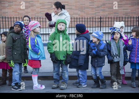 Les trois rois Day Parade annuelle dans la région de Spanish Harlem est parrainé par El Museo del Barrio situé sur la 5e Avenue à New York. Banque D'Images