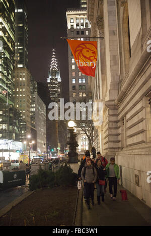 À l'est le long de la rue 42e la NY Public Library avec le Chrysler building illuminé en arrière-plan. Banque D'Images