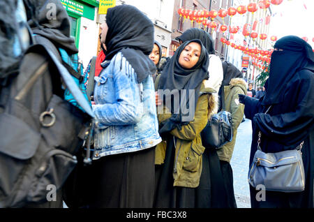 Londres, Angleterre, Royaume-Uni. Voyage scolaire des jeunes femmes musulmanes dans Chinatown Banque D'Images