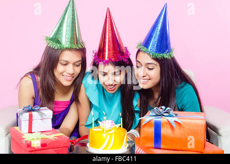 3 jeunes indiens de l'Anniversaire des amis de womans Banque D'Images